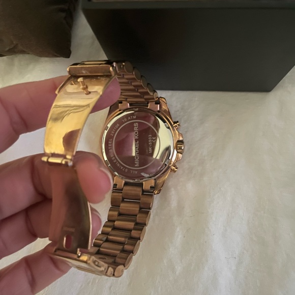 Michael  Kors watch. rose gold. worn a few times. Excellent condition - Picture 6 of 6